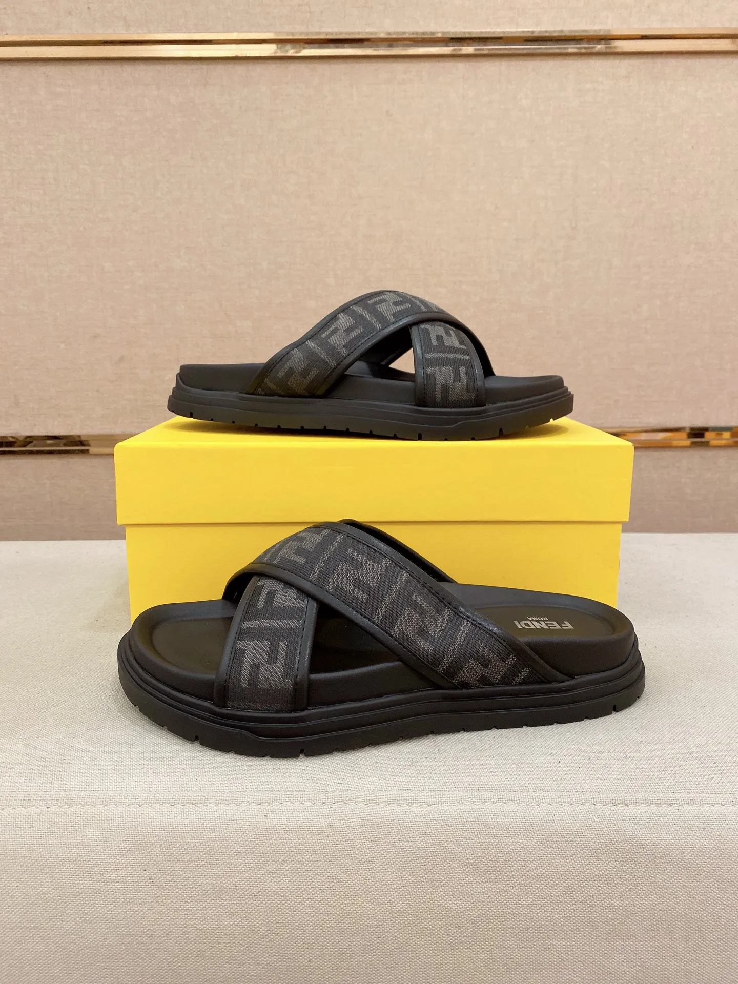 Factory price: 320💰 [Fendi Slippers] High-end brand of men's shoes, official website 1:1 latest masterpiece: original mold customization, the fabric is made of imported original materials, upgraded outsole, lighter and non-slip. The market's top quality, simple yet tasteful, a must-have for fashionistas, fashionable at your feet, full of confidence, the same style at the counter 👍The season of summer slippers is here. Code: 38-44 (45 is custom-made and cannot be returned or exchanged)